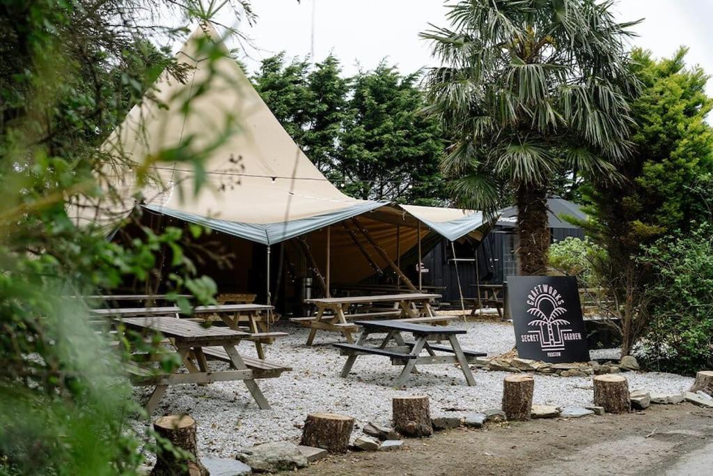 Honeycomb Lodge - Holiday Home 5 Min From بادستو المظهر الخارجي الصورة