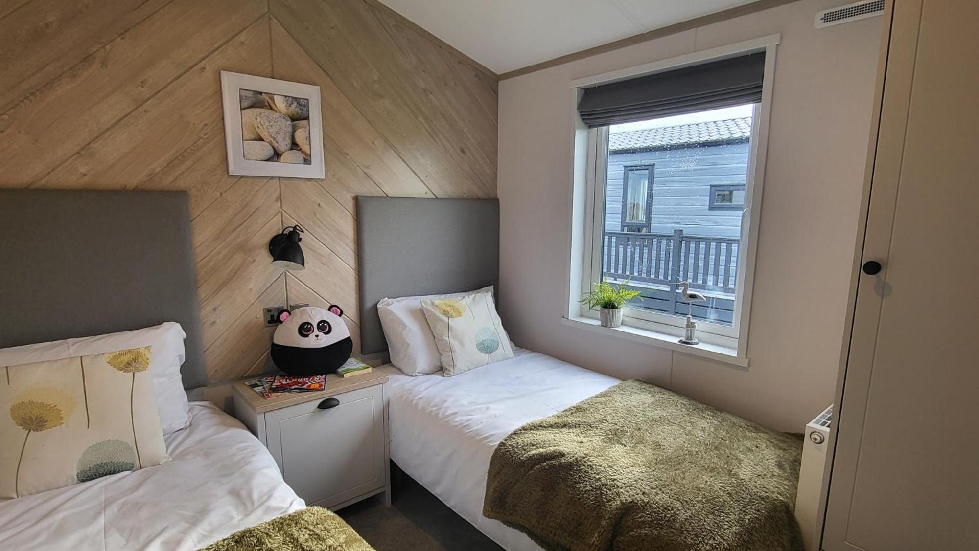 Honeycomb Lodge - Holiday Home 5 Min From بادستو المظهر الخارجي الصورة