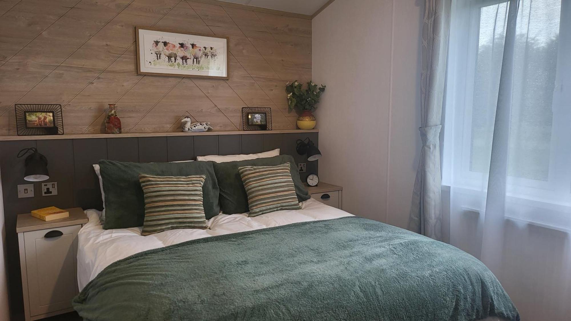 Honeycomb Lodge - Holiday Home 5 Min From بادستو المظهر الخارجي الصورة