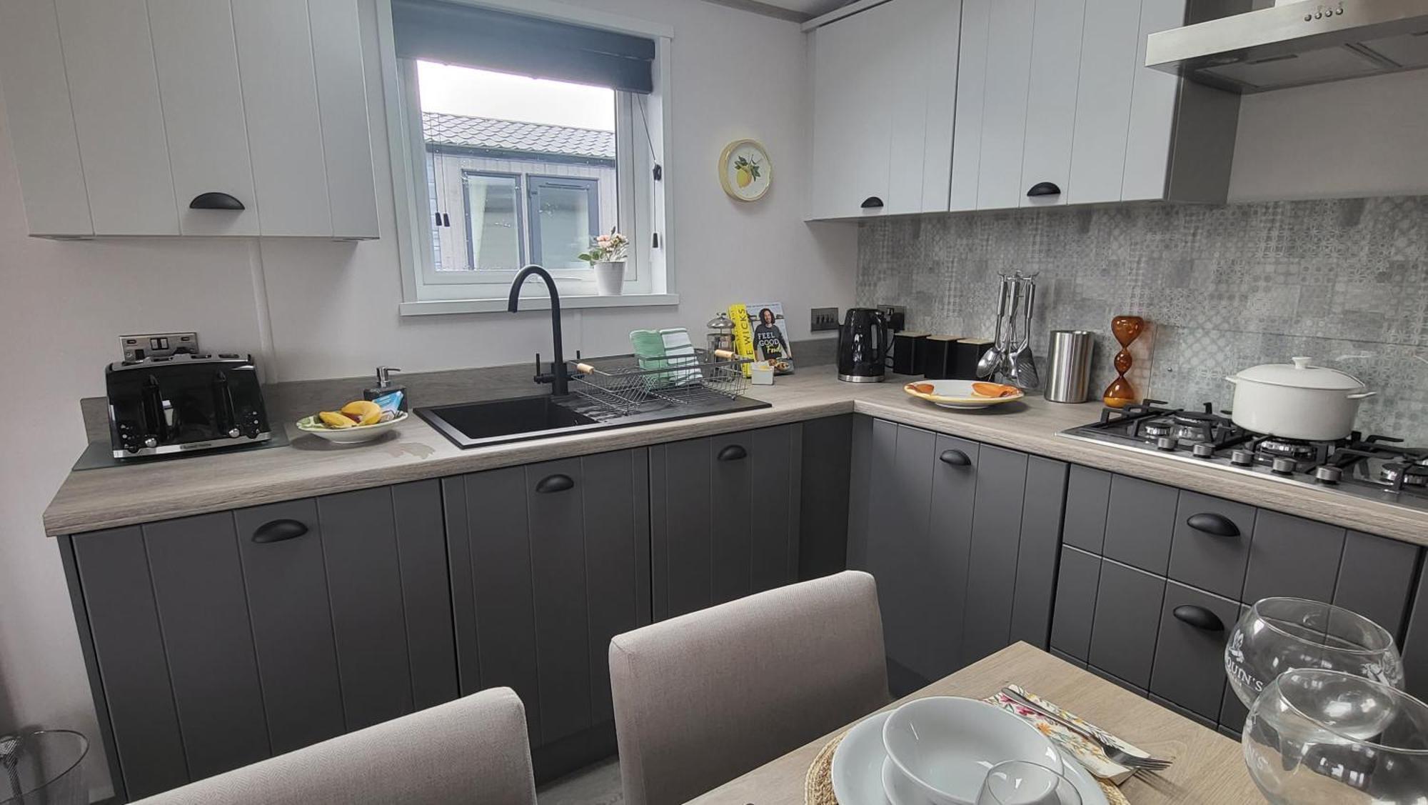 Honeycomb Lodge - Holiday Home 5 Min From بادستو المظهر الخارجي الصورة